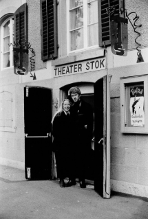 Mit Peter Doppelfeld 1994 vor dem Theater Stok